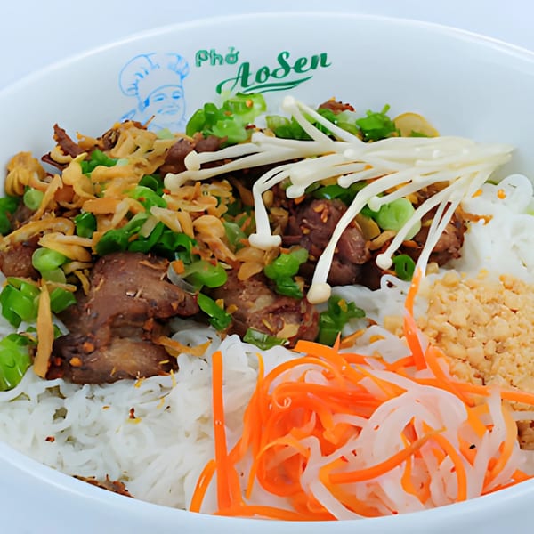 I Love Pho's Vietnamese vermicelli bowl with beef, mushrooms, carrots, and peanuts.